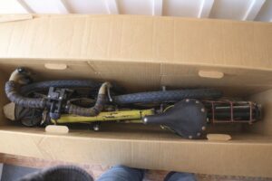 En begagnad cykel packad i en stor kartong för frakt.